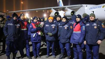 Второй эшелон казахстанских спасателей из Турции прилетел в Астану