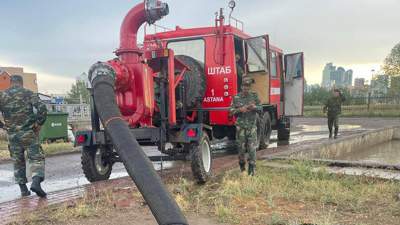 Со столичных улиц откачали более 910 куб.м воды