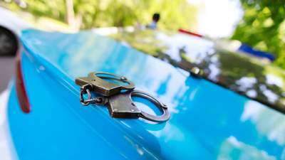 Авто ставили незаконно на учет в Шымкенте – двух полицейских задержали 