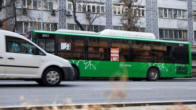Автобус врезался в забор здания в Алматы
