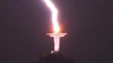 Молния ударила в статую Христа-Искупителя
