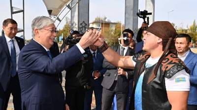 Казахстанский силач подарил Токаеву связанные в узел гвозди 