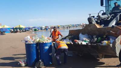 До 15 тонн мусора вывозят каждые выходные с побережья Капшагая, фото - Новости Zakon.kz от 17.07.2023 12:14