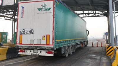 Сотни грузовиков застряли на границе Казахстана с Китаем 