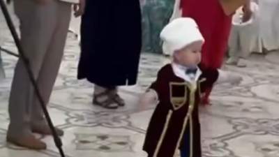 Танцующий лезгинку малыш на тое покорил казахстанцев 