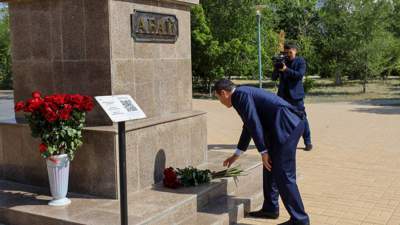 возложение цветов к памятнику Абая, фото - Новости Zakon.kz от 10.08.2023 18:14