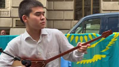 Казахстанец исполнил известный кюй в Нью-Йорке 