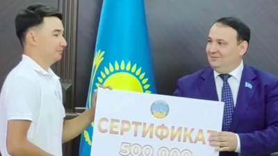В Павлодаре наградили студента за спасение двух тонущих подростков 