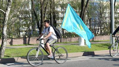 казахстанцам разрешать вывешивать флаг на балкон и в помещениях