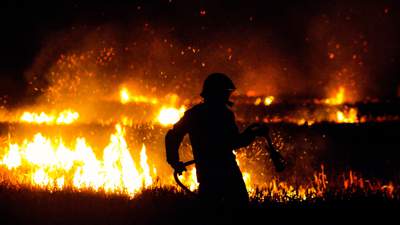 Лесные пожары полыхают в Кемере недалеко от отелей