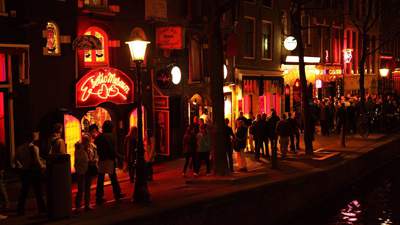Жители Амстердама требуют не закрывать знаменитый "квартал красных фонарей"