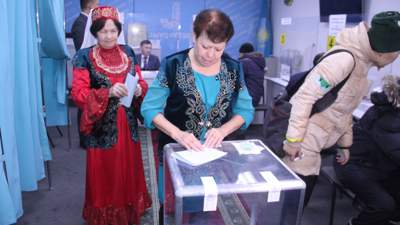В ЗКО избиратели пришли на участки в национальных костюмах