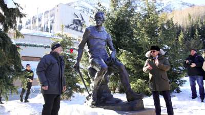 Памятник альпинисту Анатолию Букрееву установили на Медео