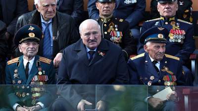 Александр Лукашенко с забинтованной рукой