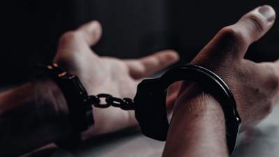 В Алматы арестовали таксиста, забравшего у иностранцев 800 долларов