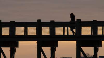 Девушка пыталась cпрыгнуть с моста в Шымкенте