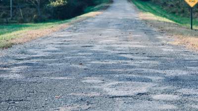 Сельчане Акмолинской области жалуются на ямы на новой дороге за 100 млн тенге