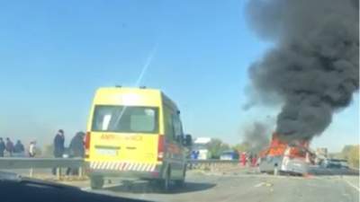 Минивэн столкнулся с грузовиком, врезался в ограждение и сгорел на трассе Шымкент – Самара