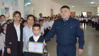 Награжден 8-летний школьник, спасший двух тонущих детей в Атырау