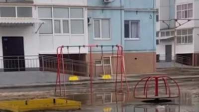 В Атырау канализационные воды затопили улицы: жители жалуются на удушающий запах, фото - Новости Zakon.kz от 05.11.2023 22:41