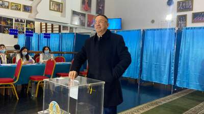 Кандидат в президенты Нурлан Ауесбаев проголосовал на выборах