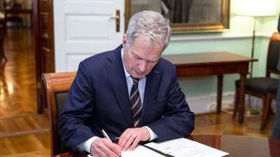 Законы о вступлении в НАТО подписал президент Финляндии