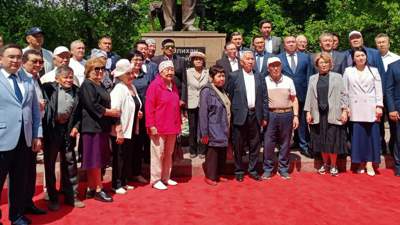 Потомки жертв политических репрессий принесли цветы к памятникам Алихана Бокейханова, Мухтара Ауэзова в Семее