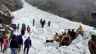 Шесть туристов погибли при сходе лавины в Индии 