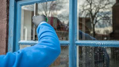 Челлендж "Чисто, но опасно": астанчане шокируют мытьем окно