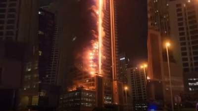 В Дубае полыхает небоскреб