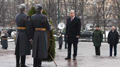 Токаев возложил цветы к памятнику-мемориалу "Могила неизвестного солдата"