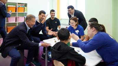 Джокович, Алькарас, Медведев и Оже-Альяссим посетили аутизм-центр в Астане