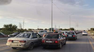 Многокилометровые пробки на трассе Конаев – Алматы сняли на видео